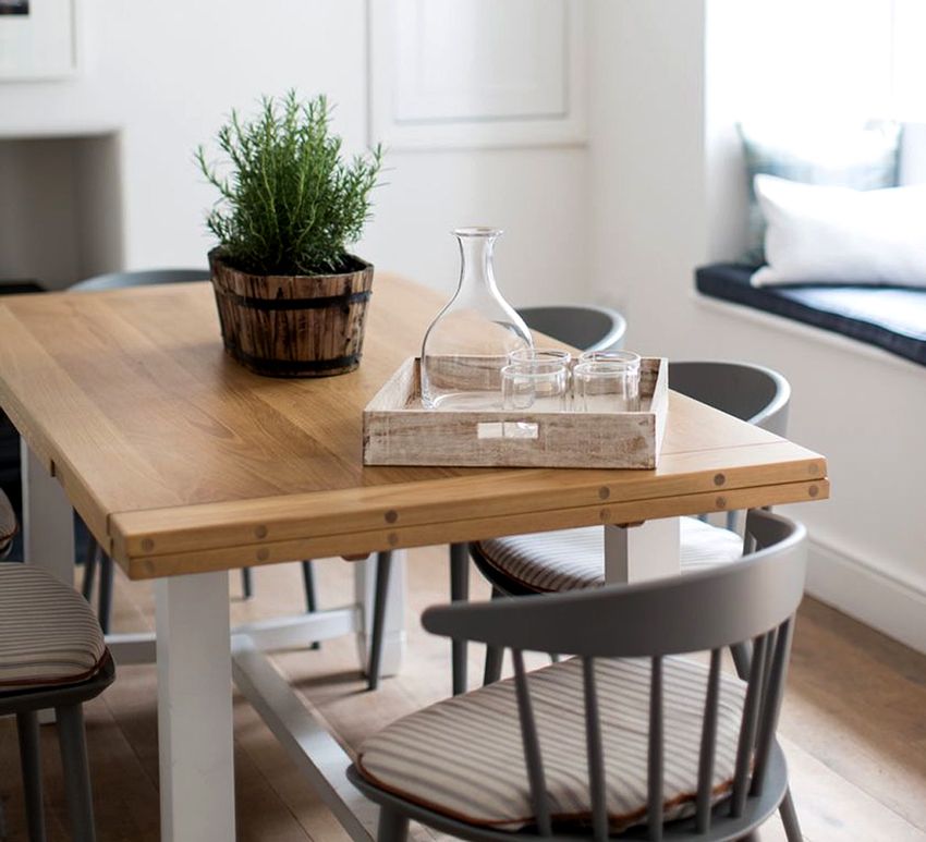 Dining sliding table: how to decorate the kitchen and save space