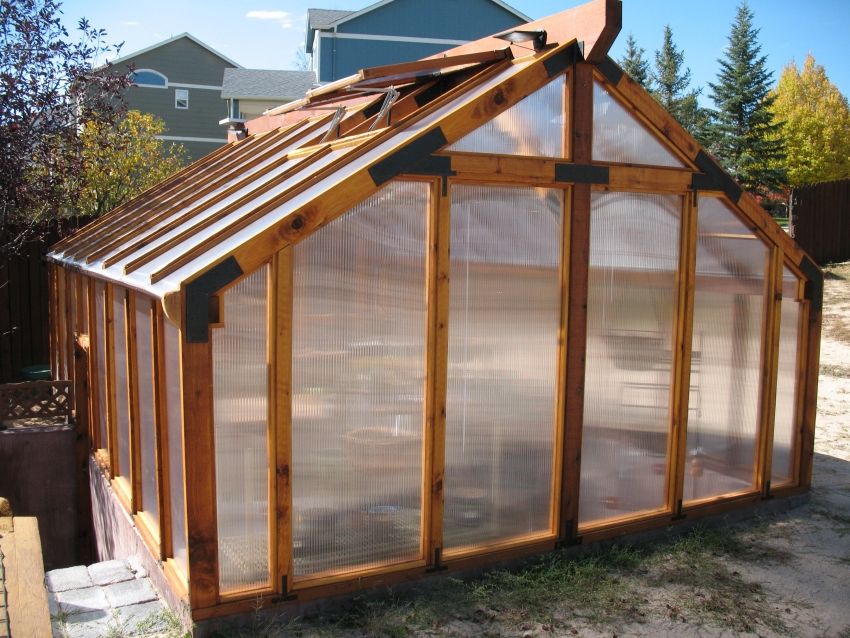 Greenhouse made of polycarbonate do-it-yourself: instructions and recommendations