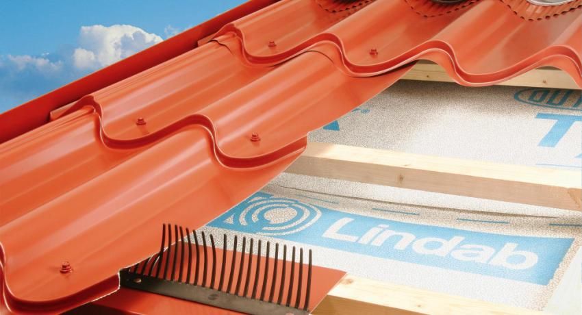Vapor barrier for the roof: the main types of materials and the efficiency of use