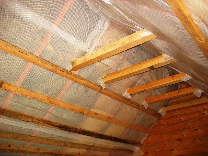Vapor barrier for the roof: the main types of materials and the efficiency of use