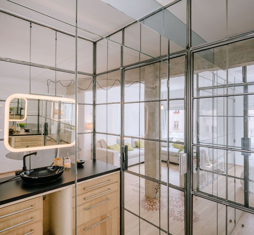 Glass partition in the interior: elegance and lightness of transparent structures