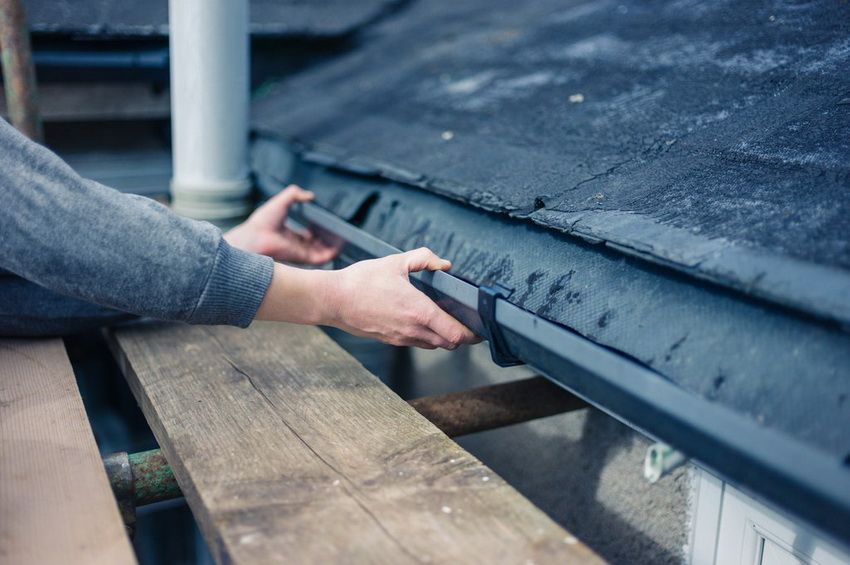 Plastic roof gutters: prices, features, manufacturers review