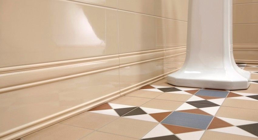 Bathroom baseboard: an overview of floor and ceiling models