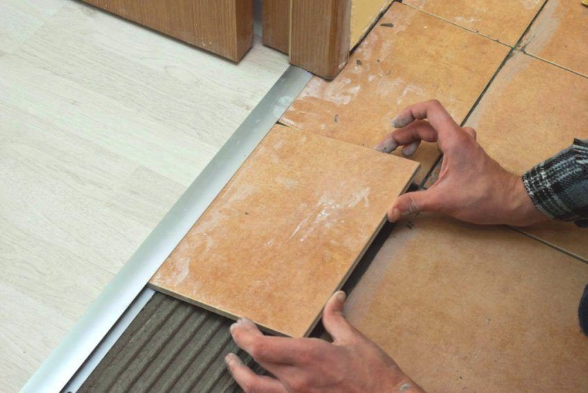 Cells for tile and laminate: how to put it between coats