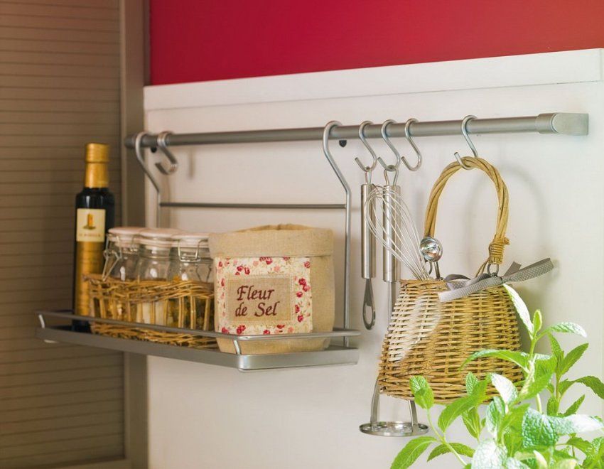 Railing in the kitchen: a useful and versatile attribute for storage