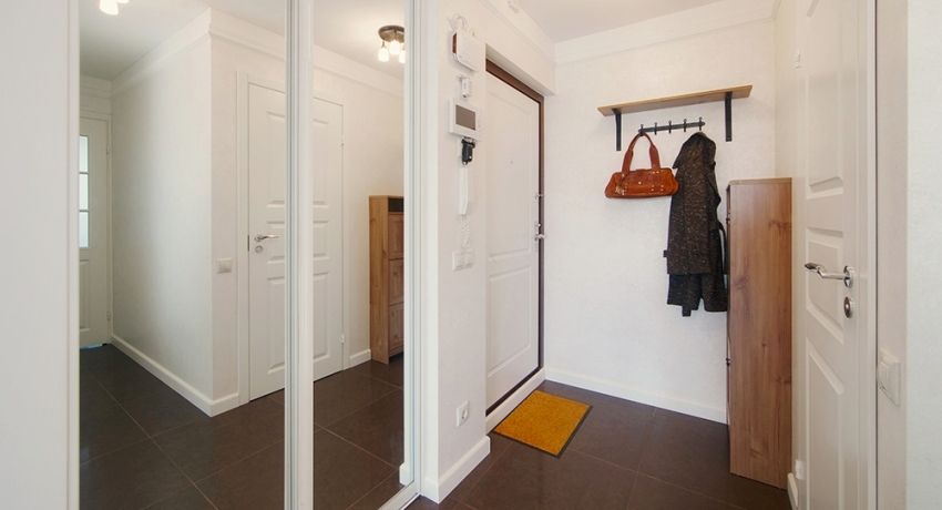 Sliding wardrobe in the hallway: photos of various design variations
