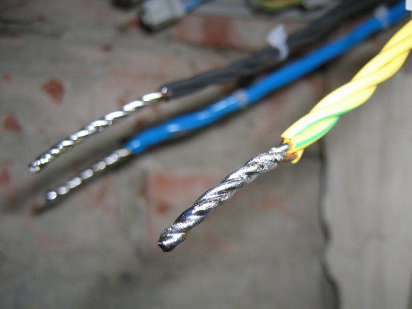 Wire connection in a junction box for wiring