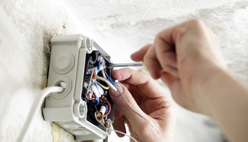Wire connection in a junction box for wiring