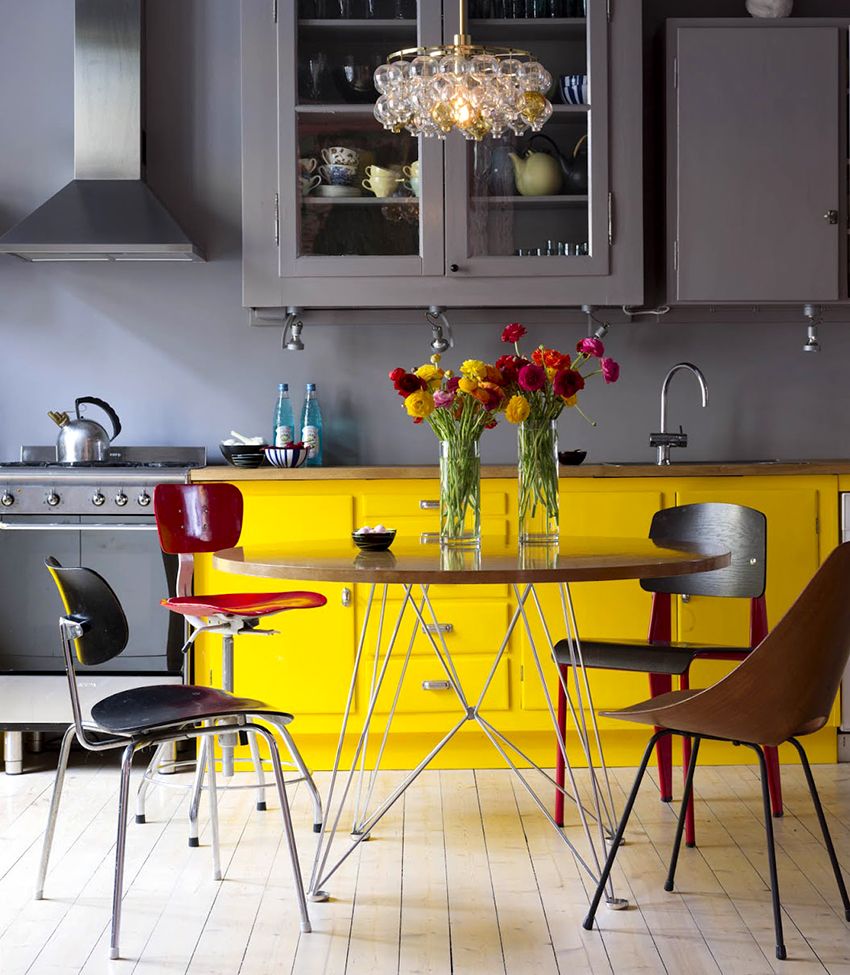 Table and chairs for the kitchen: traditional and non-standard solutions