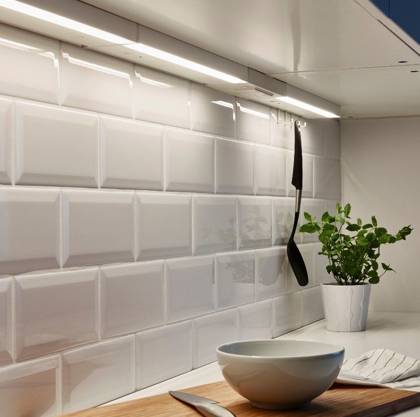 LED lighting for the kitchen under the cabinets: features of choice and installation