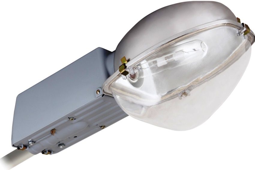 Outdoor LED lamps on poles: durability and efficiency