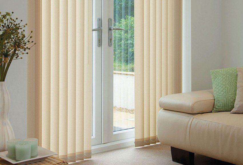 Vertical fabric blinds on the windows: reliable and durable sun protection