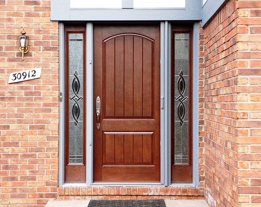 Entrance wooden door for a private house and apartment: reliability and design