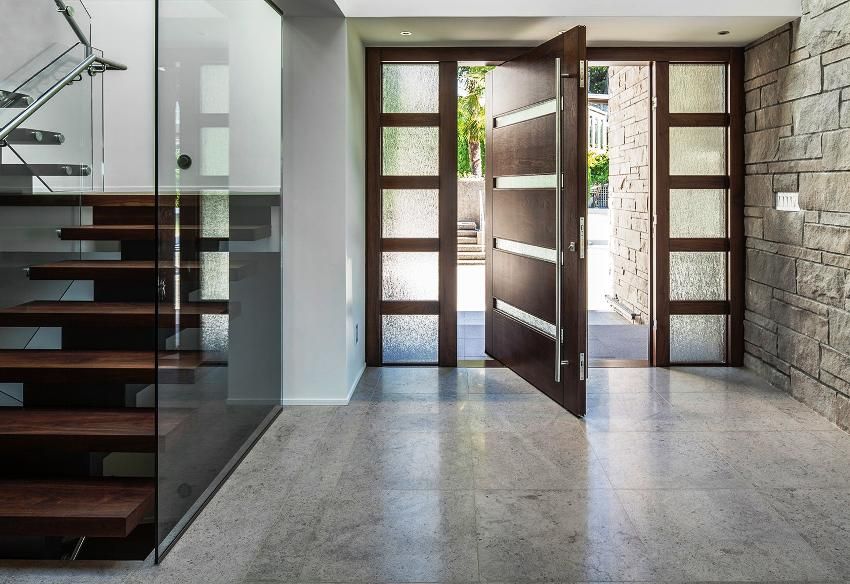 Entrance door with glass for a private house: great design examples
