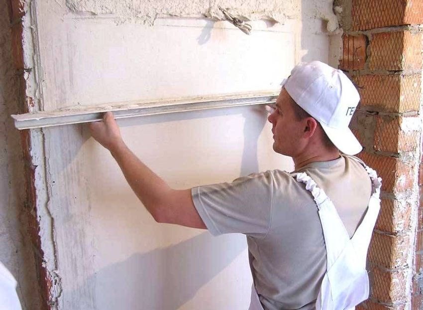 Video: putty walls under the wallpaper with their own hands. Putty or putty, how to?