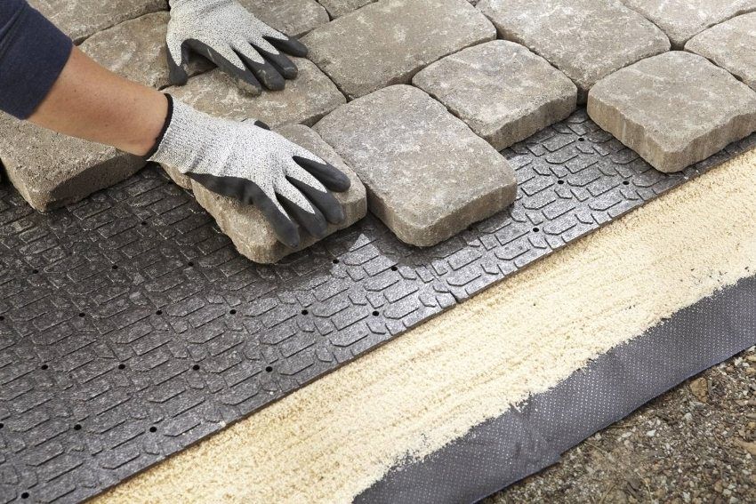Video laying paving their own hands: step by step instructions