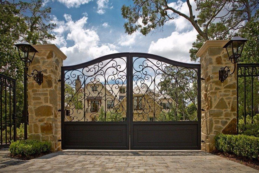 Metal swing gates with wicket: photo and installation instructions