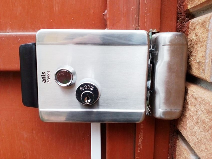 Insert locks into the metal door: the choice of the most reliable mechanism