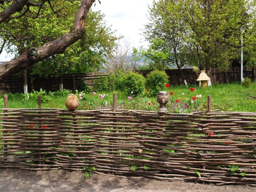 Fence made of wood with your own hands: decorating the boundaries