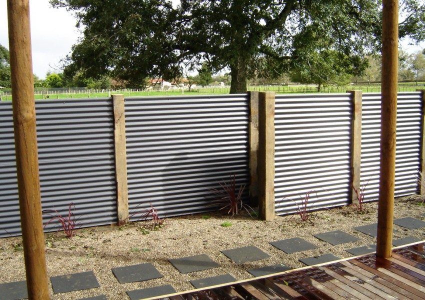 A fence made of corrugated flooring with your own hands with columns: a technique, assembly secrets