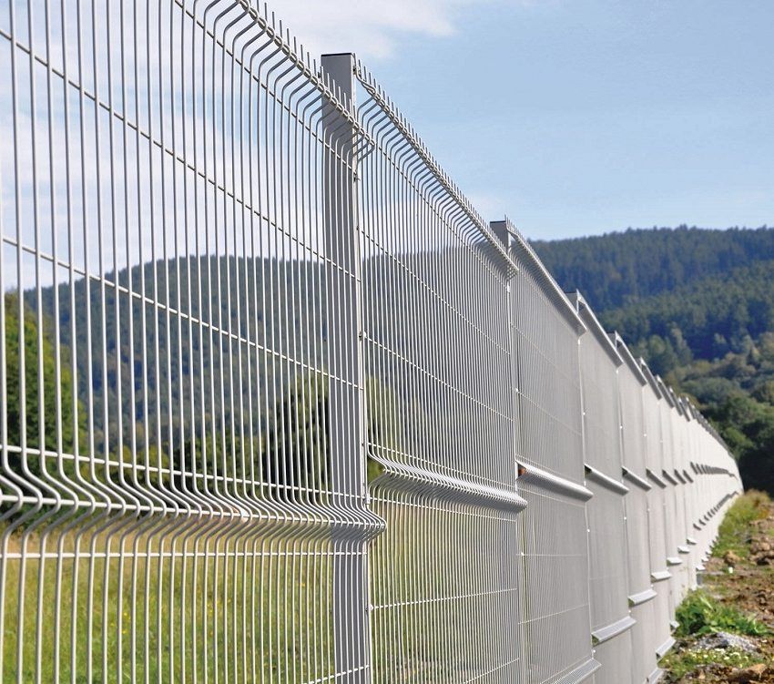 Fences from a grid giter, fences from a grid of the chain-link. Photos of good options
