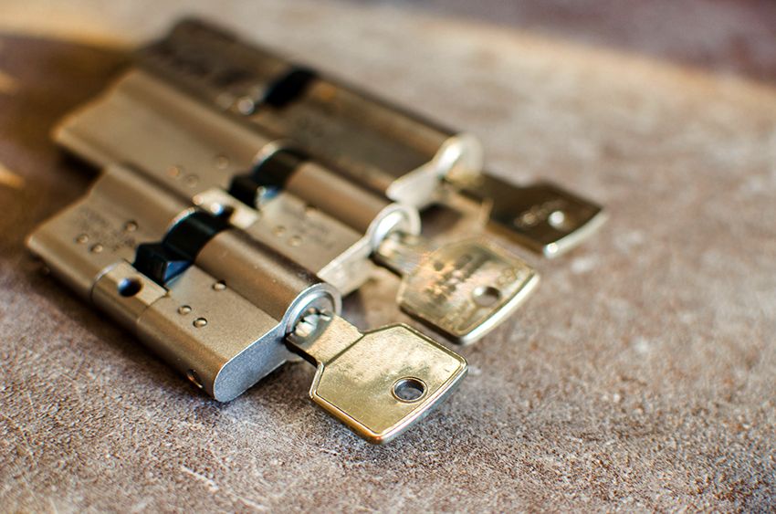 Mortise lock for wooden doors: reliable protection of the apartment from breaking