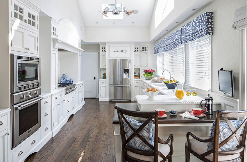 Blinds to the kitchen: a stylish element of decor in a modern interior.