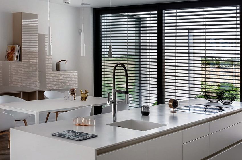 Blinds to the kitchen: a stylish element of decor in a modern interior.